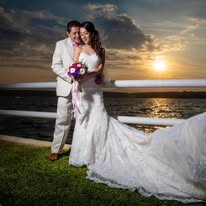 Retrato de recién casados con puesta de sol