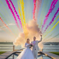 Pareja celebrando con humo de colores