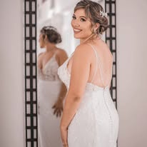 Novia feliz frente al espejo