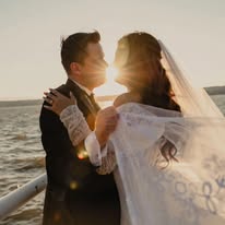 Novios al atardecer en lago